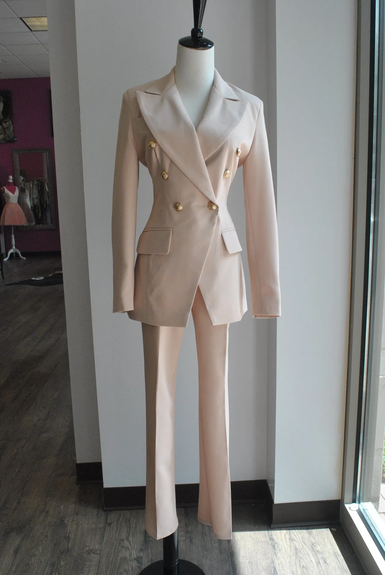 BEIGE SUIT WITH FIT JACKET AND CROPPED PANTS