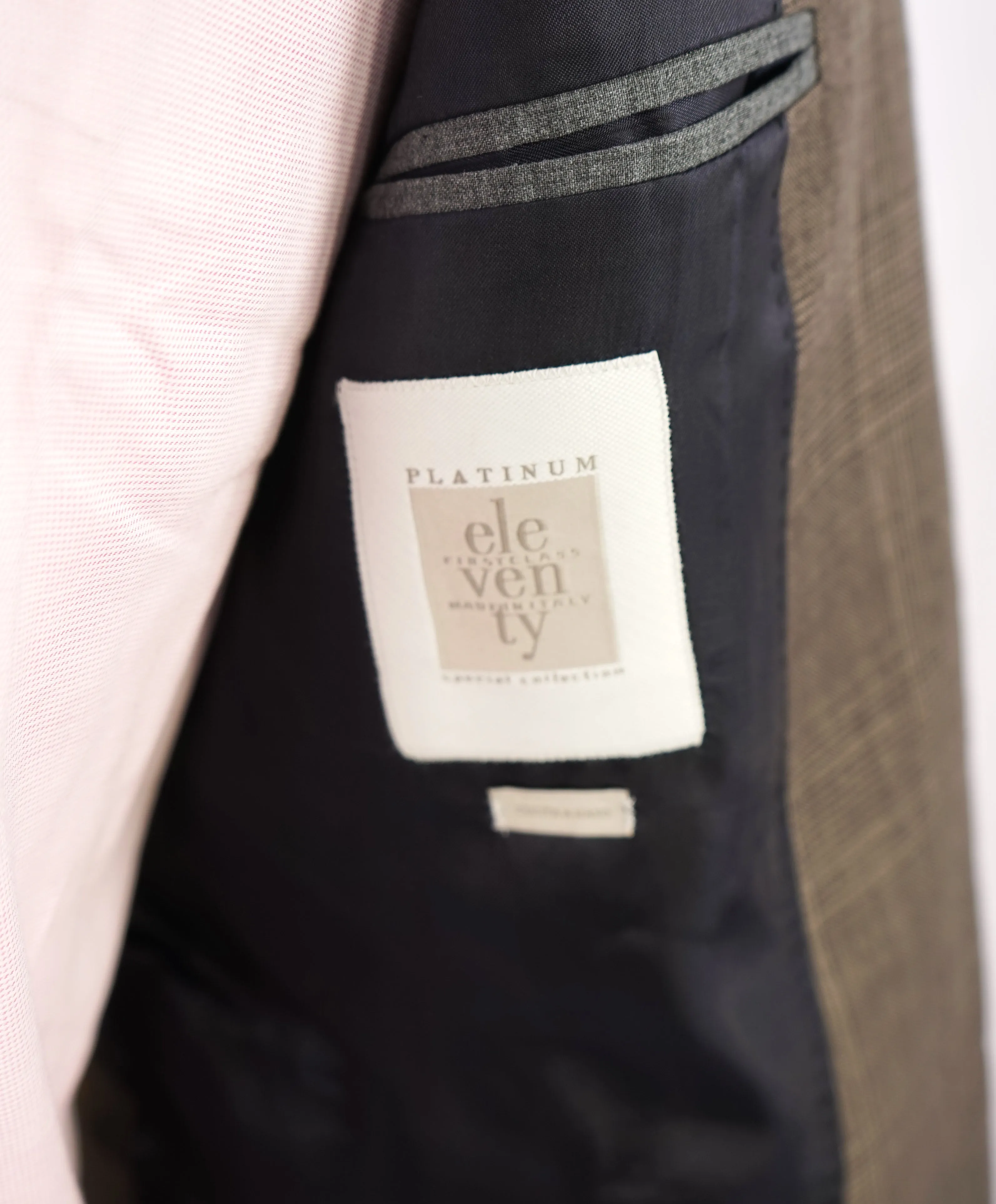ELEVENTY -By ERMENEGILDO ZEGNA "PLATINUM" 2/3 Roll SILK/LINEN Suit - 44R