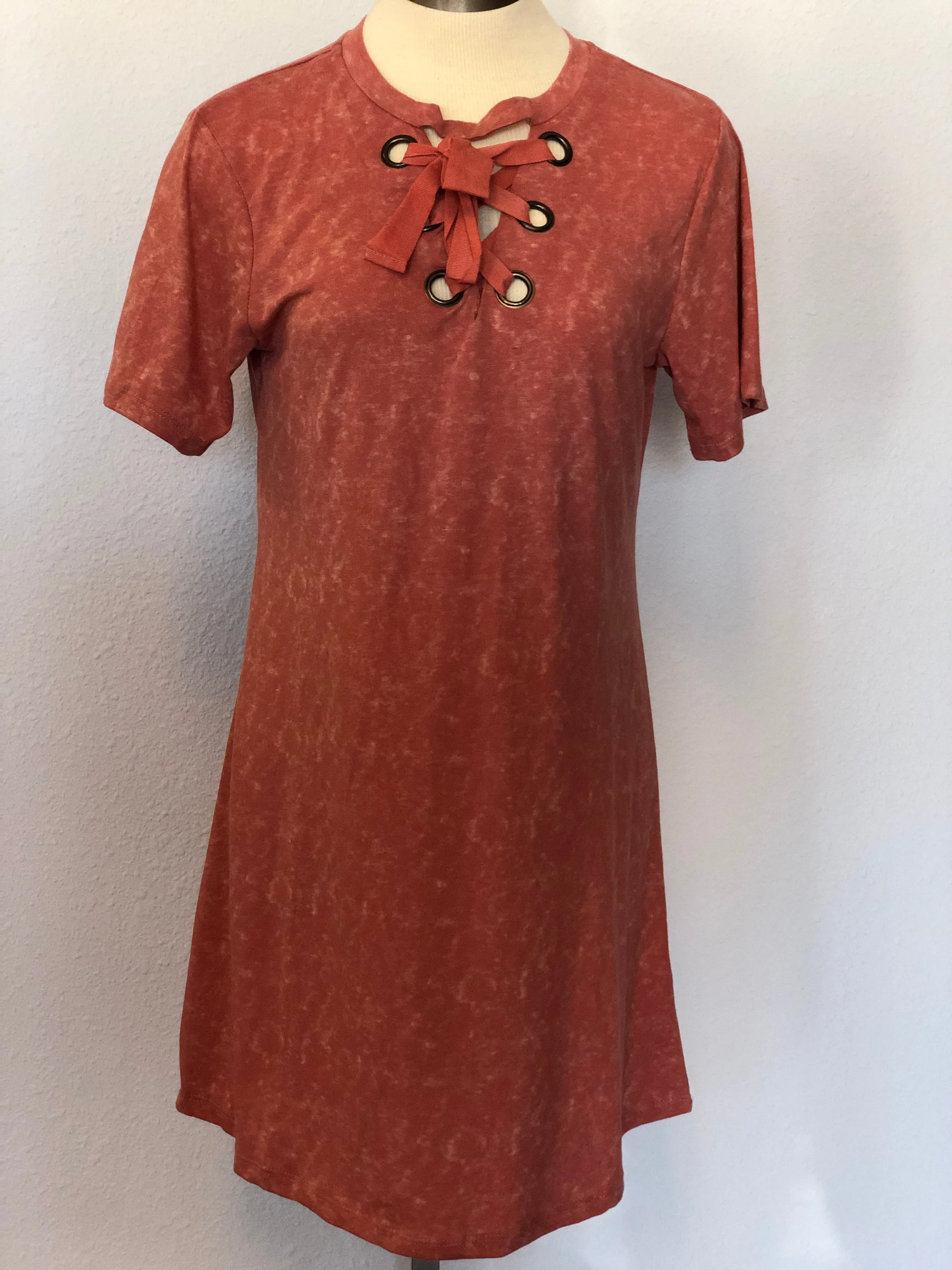 T-SHIRT DRESS EYELET V-NECK
