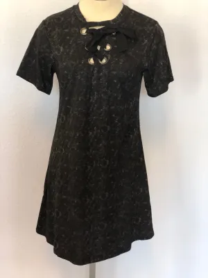 T-SHIRT DRESS EYELET V-NECK