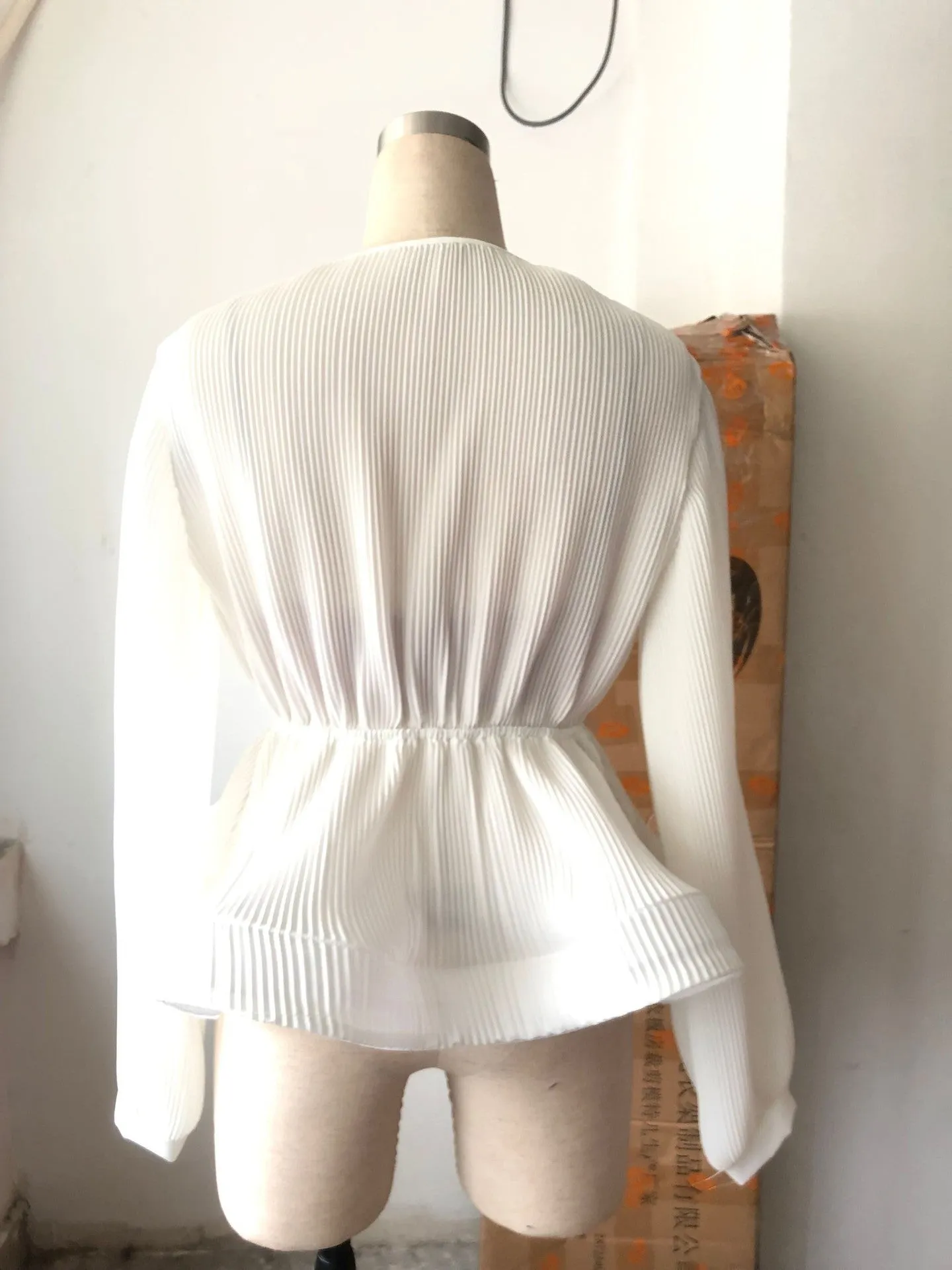 V-neck Long-sleeved Bow Top with Bright-colored Pullover Chiffon Shirt