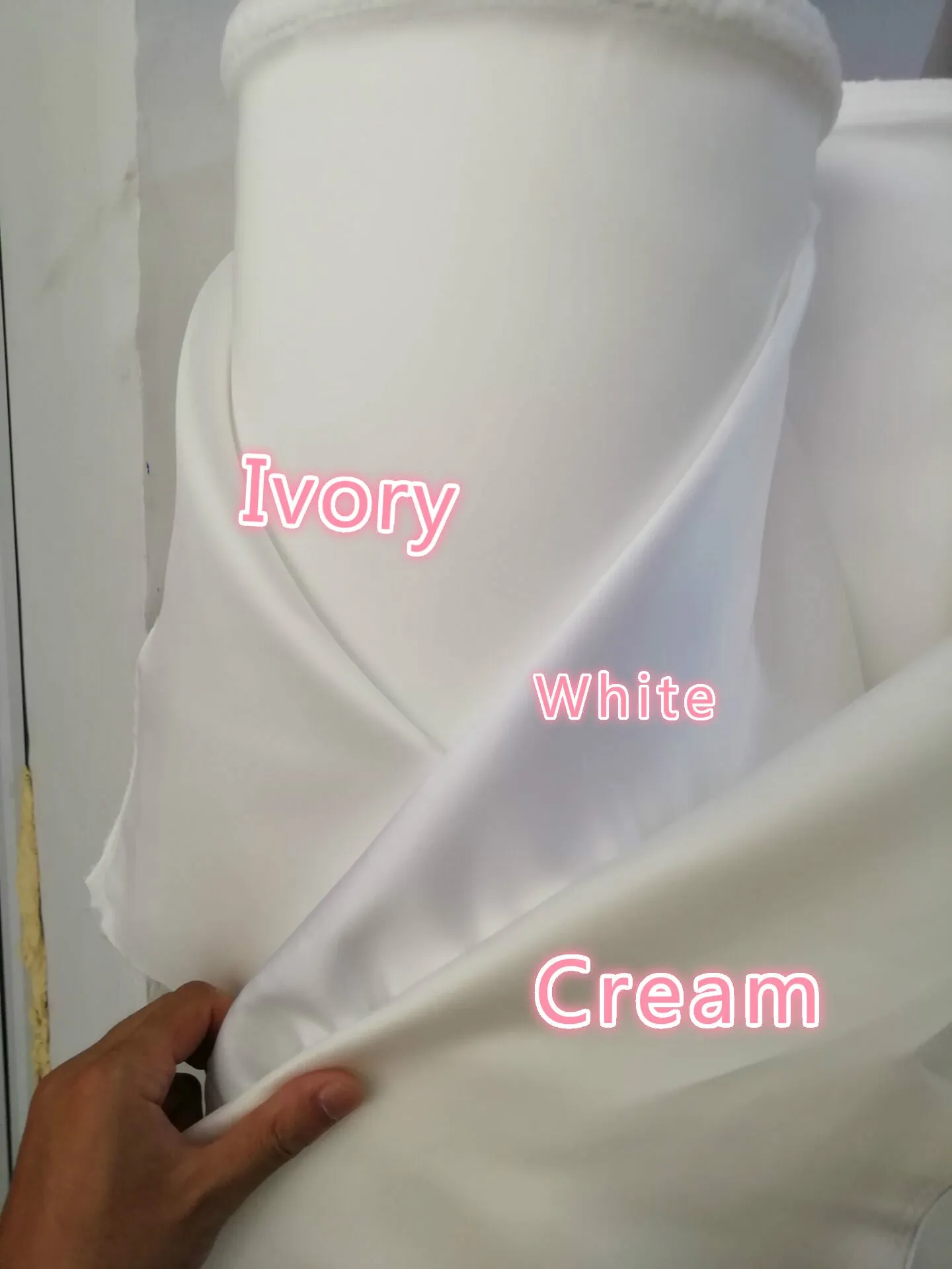 V-neckline Simple Bride Wedding Dress with Long Train