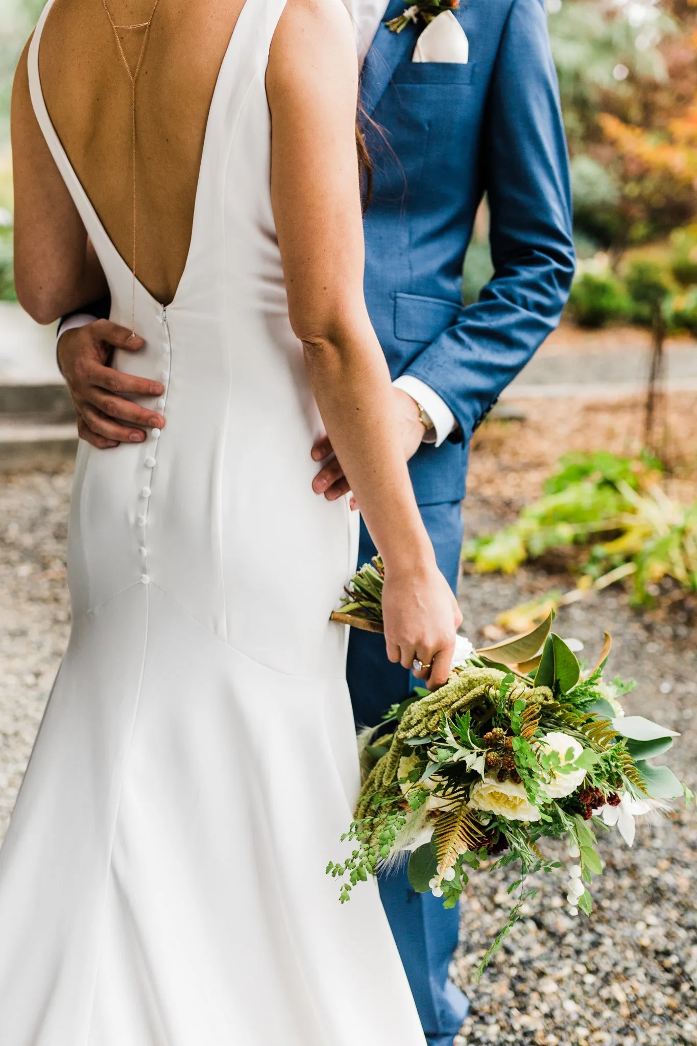 V-neckline Simple Bride Wedding Dress with Long Train