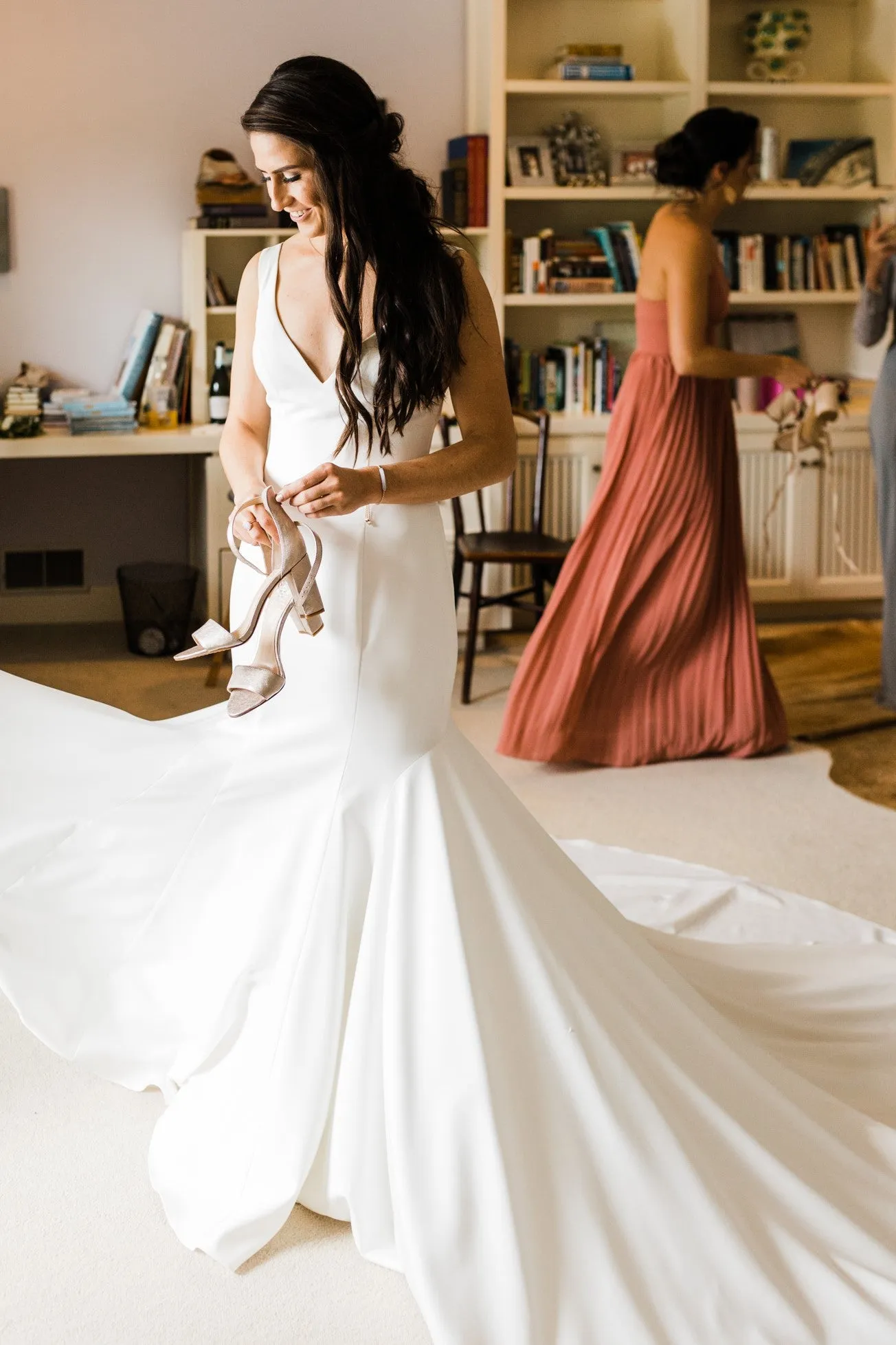 V-neckline Simple Bride Wedding Dress with Long Train