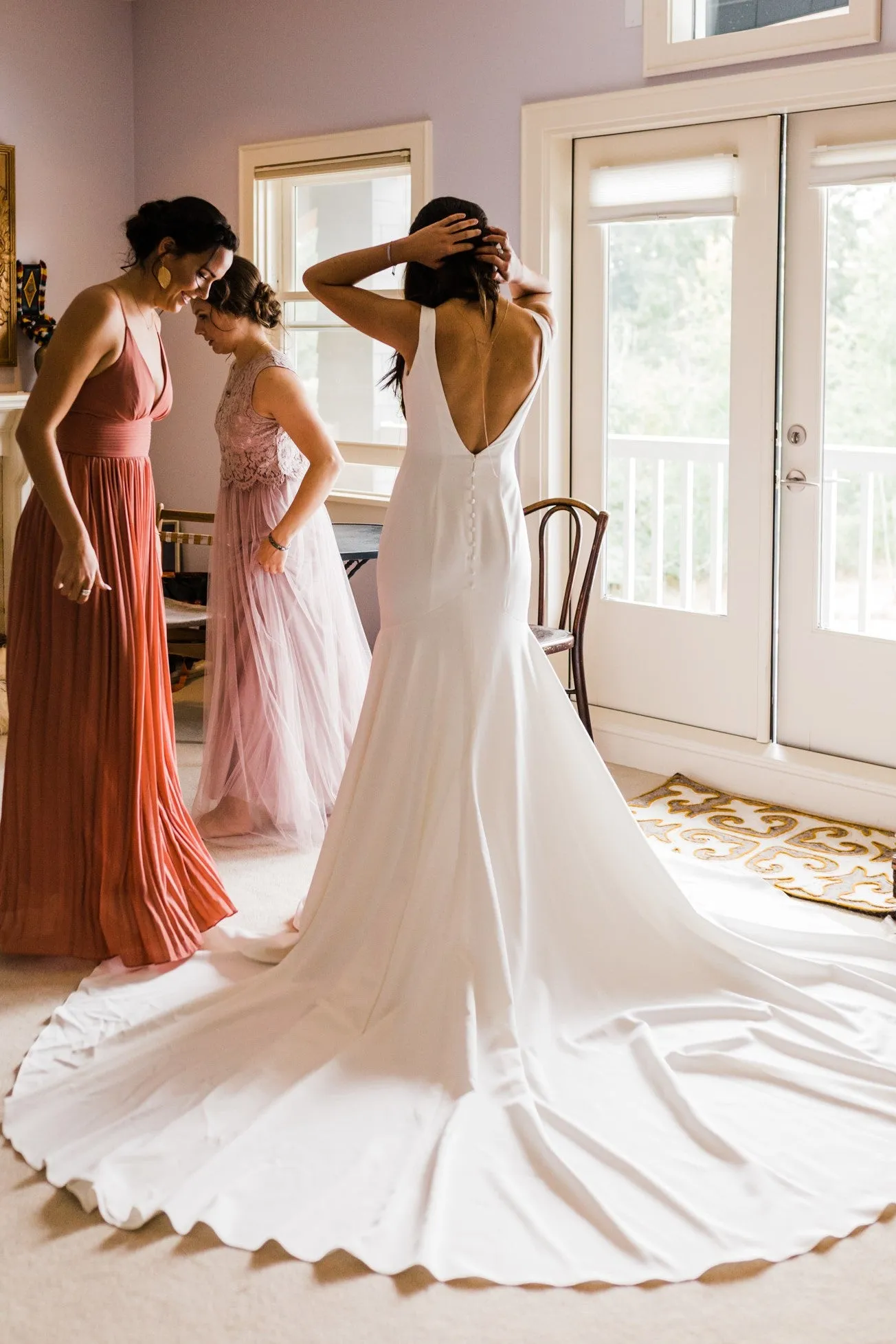 V-neckline Simple Bride Wedding Dress with Long Train