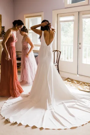 V-neckline Simple Bride Wedding Dress with Long Train